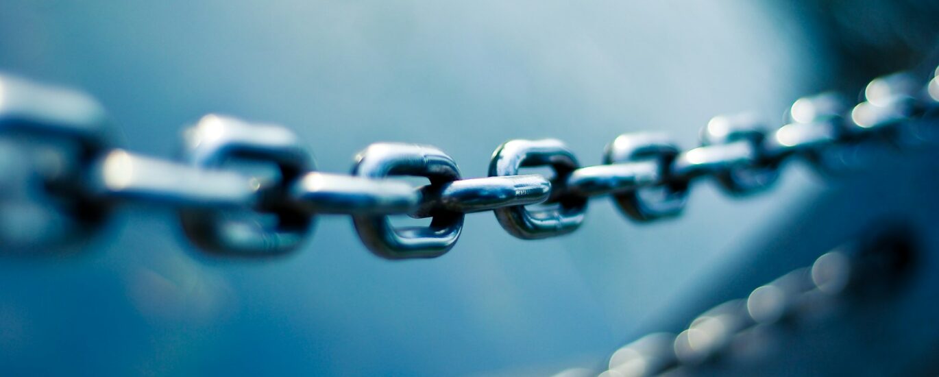 tilt shift lens photo of stainless steel chain